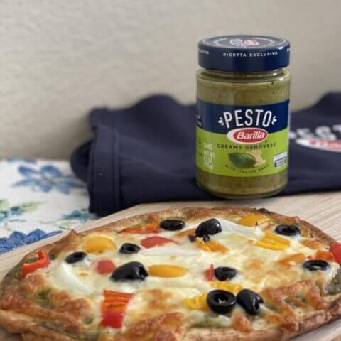 Flatbread pizza with Barilla pesto and toppings