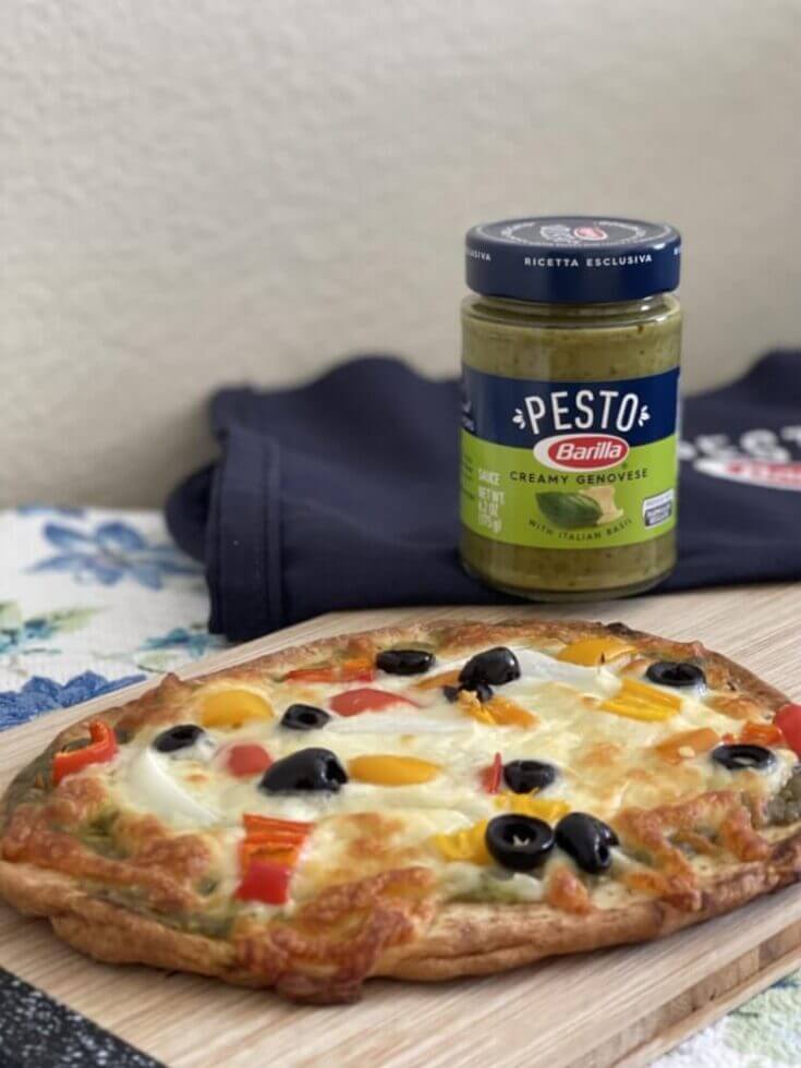 Flatbread pizza with Barilla pesto and toppings